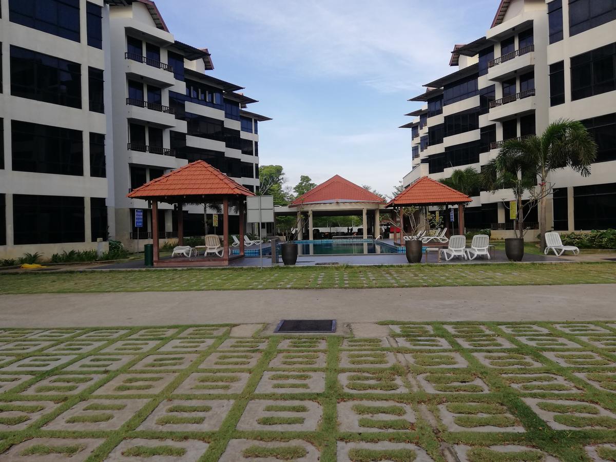 Studio At Samsuria Beach Resort Kampung Sungai Ular Extérieur photo